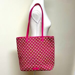 Vera Bradley tote EUC,  pink w/ small green flowers, magnetic snap closure⬇️